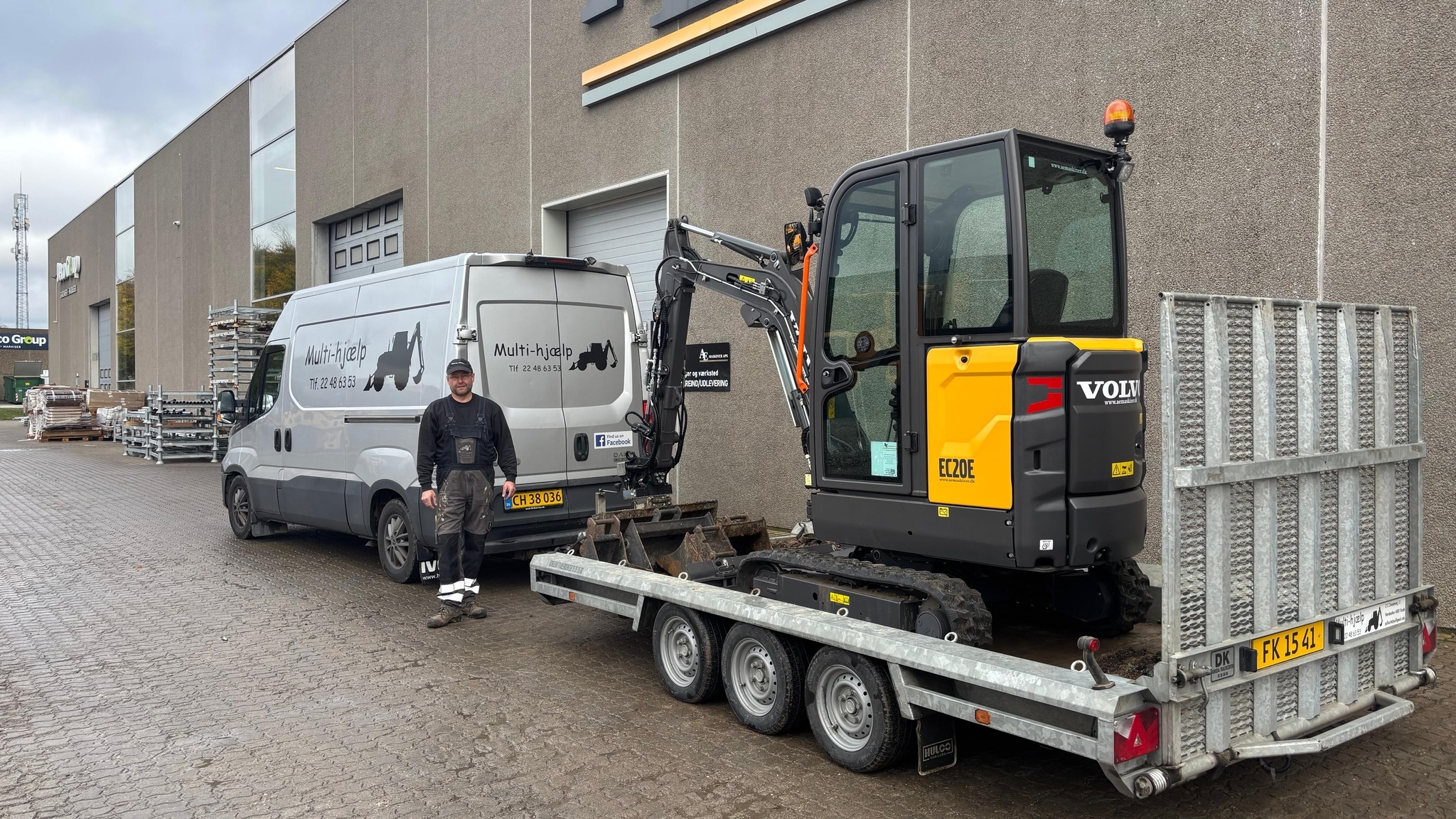 Minigraver transporteret på trailer klar til entreprenør- og gravearbejde hos Multi-hjælp ApS.