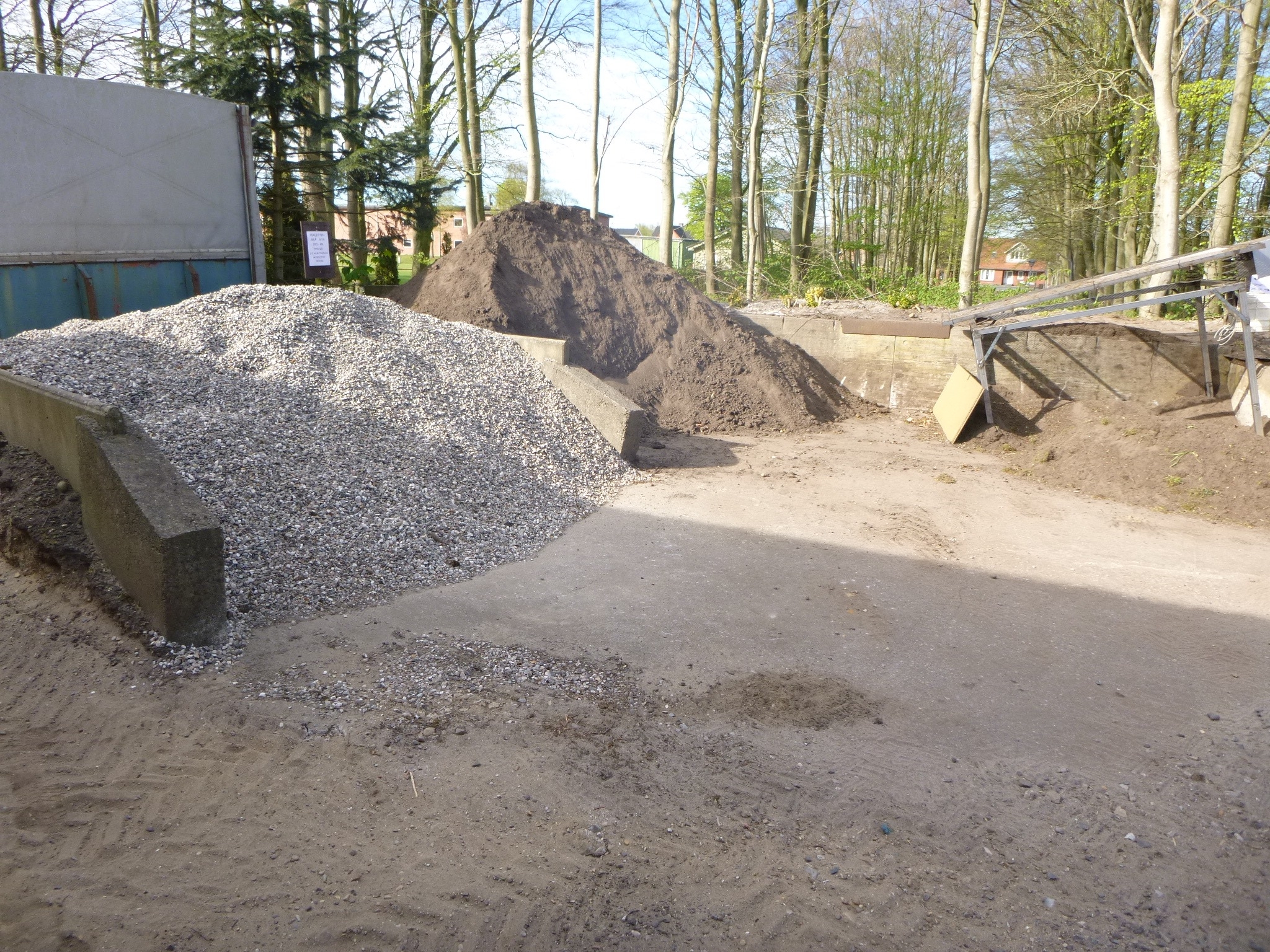 Grus og sand klar til kloak- og anlægsarbejde